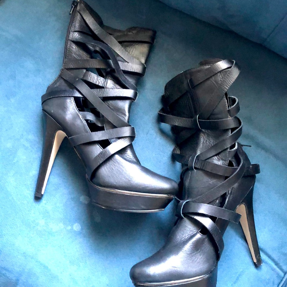 Messeca Black Leather Boots platform zip leather boots NWOT